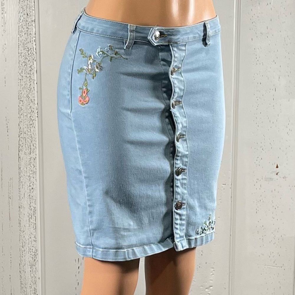 * Lily & Parker Women's Embroidered Light Denim Skirt Sz 26